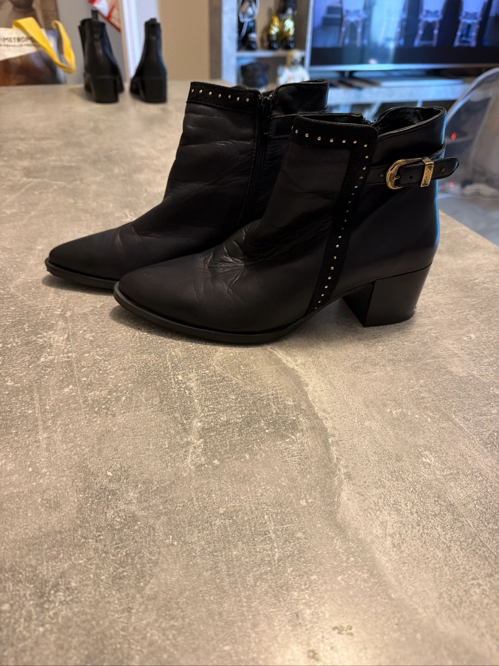 Bottine noir cuir exe taille 38 bon état 